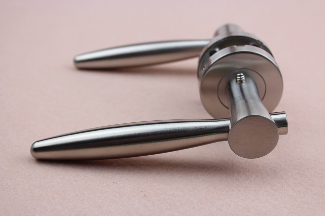 Manufacturer supply Handle Cremone Bolt with competitive cost